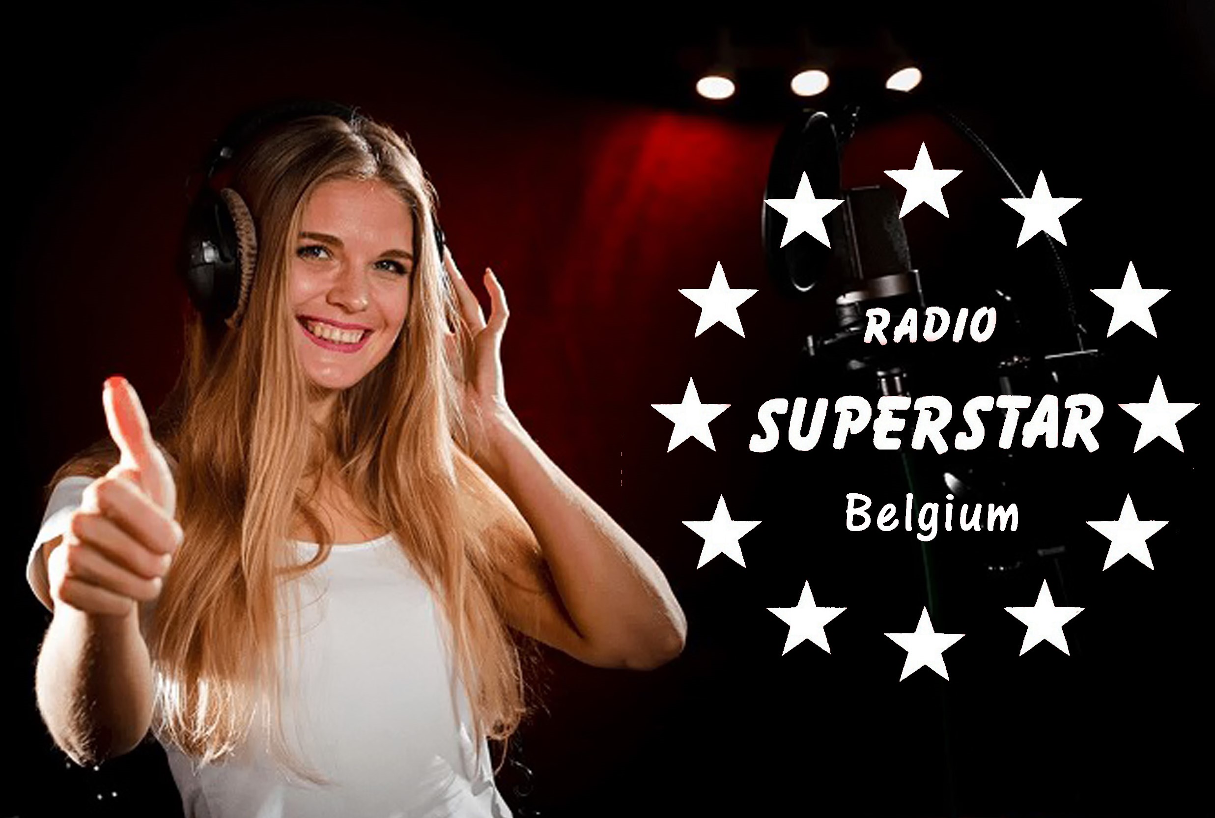 jonge vrouw in studio met logo